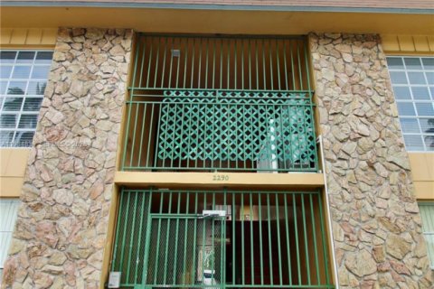 Снять в аренду квартиру в Майами, Флорида 1 спальня, 1355.07м2, № 2050858 - фото 2