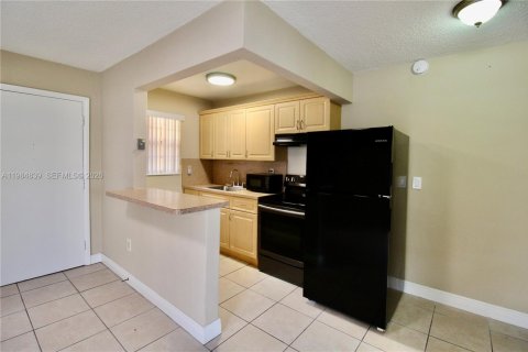 Снять в аренду квартиру в Майами, Флорида 1 спальня, 1355.07м2, № 2050858 - фото 9