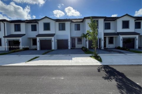 Townhouse in Miami, Florida 3 bedrooms № 1888093 - photo 1