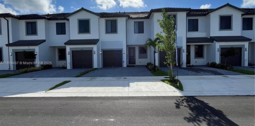 Townhouse in Miami, Florida 3 bedrooms № 1888093