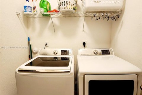 Villa ou maison à vendre à Miami, Floride: 4 chambres, 210.24 m2 № 1959769 - photo 16