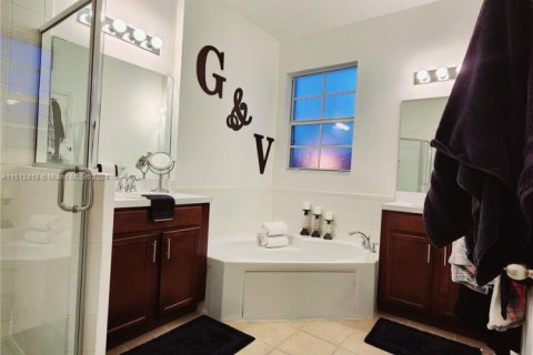 Villa ou maison à vendre à Miami, Floride: 4 chambres, 210.24 m2 № 1959769 - photo 9