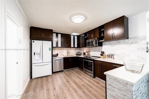 Townhouse in Hollywood, Florida 3 bedrooms, 150.04 sq.m. № 1892899 - photo 4