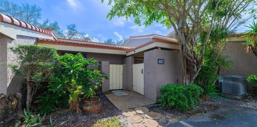 Townhouse in Hollywood, Florida 3 bedrooms, 150.04 sq.m. № 1892899
