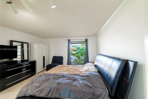 Townhouse in Hollywood, Florida 3 bedrooms, 150.04 sq.m. № 1892899 - photo 9