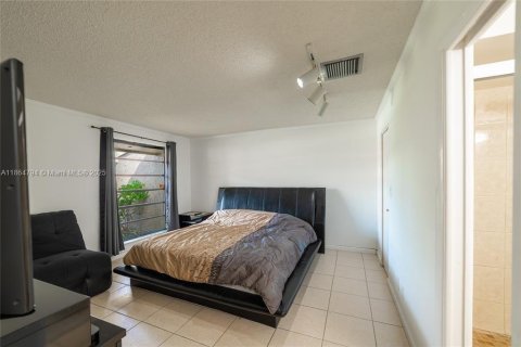 Townhouse in Hollywood, Florida 3 bedrooms, 150.04 sq.m. № 1892899 - photo 10