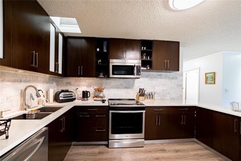 Townhouse in Hollywood, Florida 3 bedrooms, 150.04 sq.m. № 1892899 - photo 3