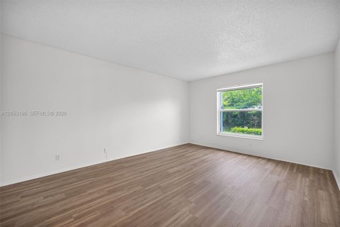 Condo in Plantation, Florida, 2 bedrooms № 2181220 - photo 27