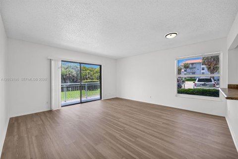 Condo in Plantation, Florida, 2 bedrooms № 2181220 - photo 8