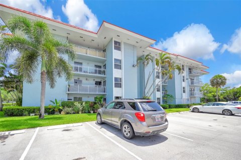 Condo in Plantation, Florida, 2 bedrooms № 2181220 - photo 2