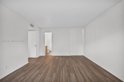 Condo in Plantation, Florida, 2 bedrooms № 2181220 - photo 28