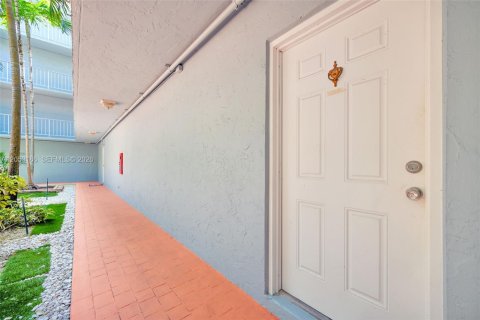 Condo in Plantation, Florida, 2 bedrooms № 2181220 - photo 7