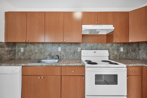 Condo in Plantation, Florida, 2 bedrooms № 2181220 - photo 18