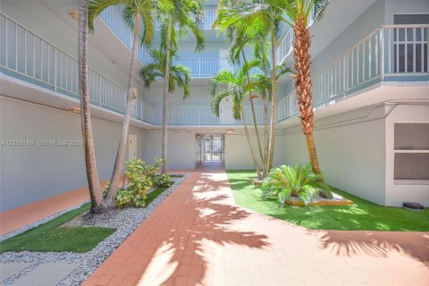 Condo in Plantation, Florida, 2 bedrooms № 2181220 - photo 5
