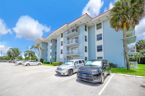 Condo in Plantation, Florida, 2 bedrooms № 2181220 - photo 3