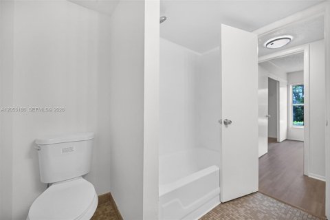 Condo in Plantation, Florida, 2 bedrooms № 2181220 - photo 25