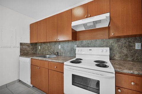 Condo in Plantation, Florida, 2 bedrooms № 2181220 - photo 16