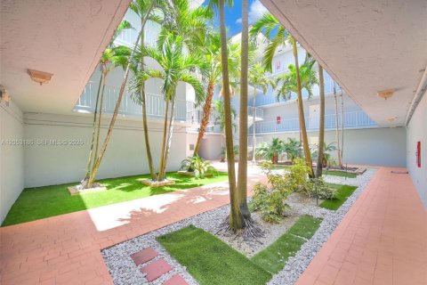 Condo in Plantation, Florida, 2 bedrooms № 2181220 - photo 6