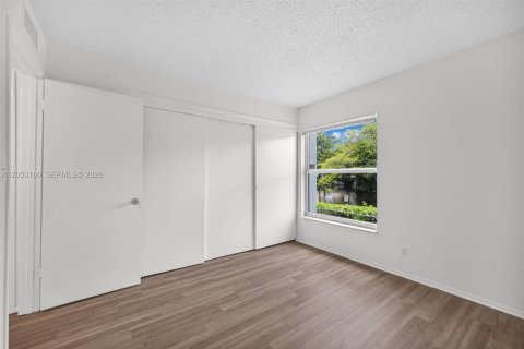 Condo in Plantation, Florida, 2 bedrooms № 2181220 - photo 22