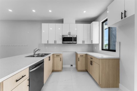 Adosado en venta en Miami, Florida, 3 dormitorios № 1974962 - foto 4