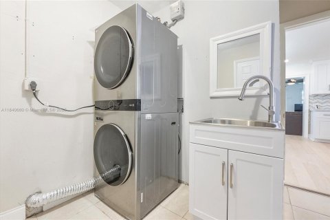 House in Margate, Florida 3 bedrooms, 161.46 sq.m. № 1832263 - photo 18