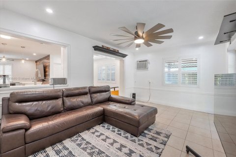 House in Margate, Florida 3 bedrooms, 161.46 sq.m. № 1832263 - photo 12