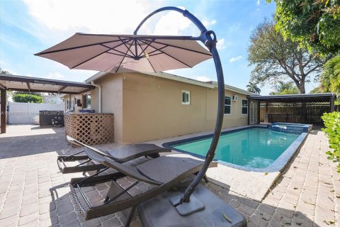 House in Margate, Florida 3 bedrooms, 161.46 sq.m. № 1832263 - photo 1
