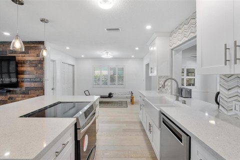 House in Margate, Florida 3 bedrooms, 161.46 sq.m. № 1832263 - photo 5