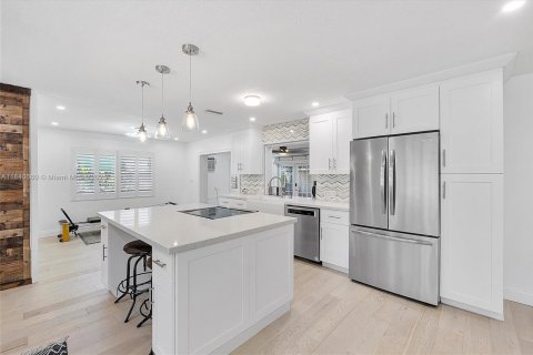 House in Margate, Florida 3 bedrooms, 161.46 sq.m. № 1832263 - photo 6