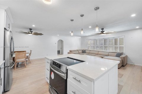 House in Margate, Florida 3 bedrooms, 161.46 sq.m. № 1832263 - photo 9