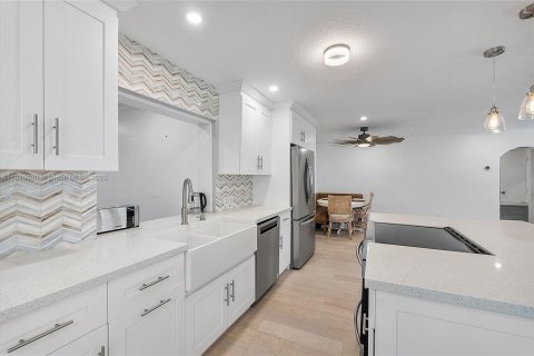 House in Margate, Florida 3 bedrooms, 161.46 sq.m. № 1832263 - photo 8