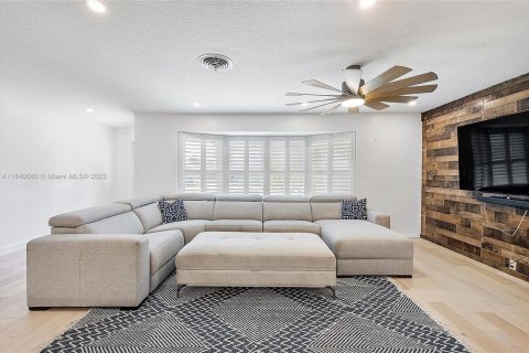 House in Margate, Florida 3 bedrooms, 161.46 sq.m. № 1832263 - photo 4
