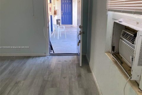 Propiedad comercial en venta en West Palm Beach, Florida, 194.72 m2 № 1971752 - foto 13