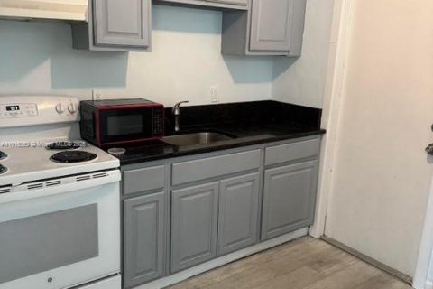 Propiedad comercial en venta en West Palm Beach, Florida, 194.72 m2 № 1971752 - foto 5