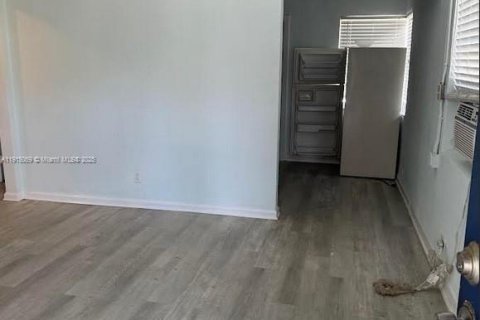 Propiedad comercial en venta en West Palm Beach, Florida, 194.72 m2 № 1971752 - foto 3