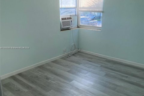 Propiedad comercial en venta en West Palm Beach, Florida, 194.72 m2 № 1971752 - foto 14