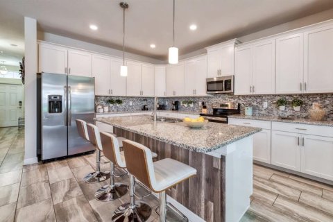 Casa en venta en Kissimmee, Florida, 6 dormitorios, 305.74 m2 № 2225973 - foto 6