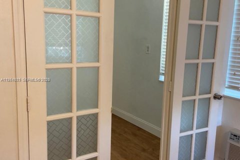 Apartamento en alquiler en Miami Beach, Florida, 2 dormitorios, 513.38 m2 № 2009451 - foto 2