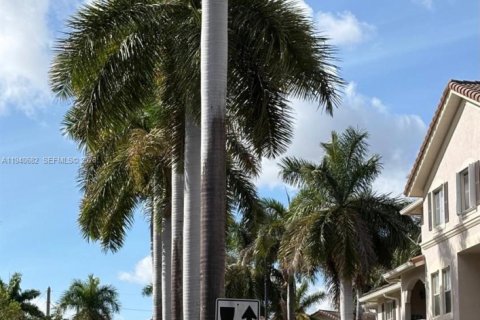 Condo in Miami, Florida, 3 bedrooms  № 1997759 - photo 2