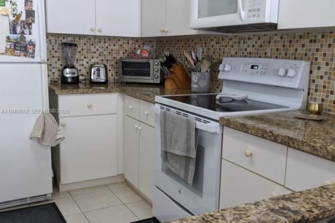 Condo in Miami, Florida, 3 bedrooms  № 1997759 - photo 12