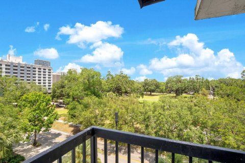 Condo in Orlando, Florida, 2 bedrooms № 2205053 - photo 15