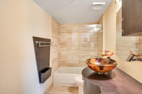 Condo in Orlando, Florida, 2 bedrooms № 2205053 - photo 9
