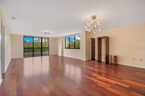 Condo in Orlando, Florida, 2 bedrooms № 2205053 - photo 2