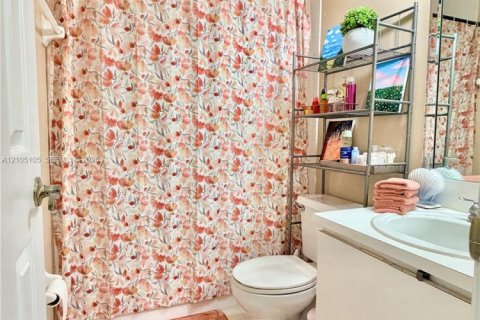 Condo in Hialeah, Florida, 2 bedrooms  № 2412952 - photo 22