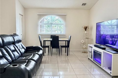 Condo in Hialeah, Florida, 2 bedrooms  № 2412952 - photo 11