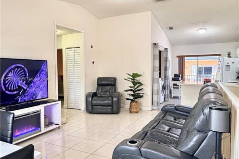 Condo in Hialeah, Florida, 2 bedrooms  № 2412952 - photo 14
