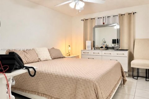 Condo in Hialeah, Florida, 2 bedrooms  № 2412952 - photo 15
