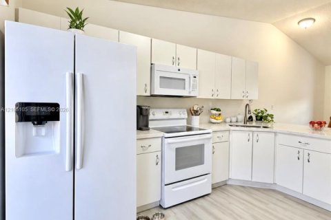 Condo in Hialeah, Florida, 2 bedrooms  № 2412952 - photo 7