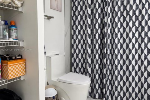 Condo in Hialeah, Florida, 2 bedrooms  № 2412952 - photo 18