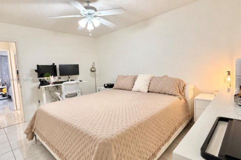 Condo in Hialeah, Florida, 2 bedrooms  № 2412952 - photo 16
